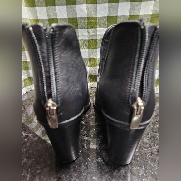 Steve Madden Black Leather Block Heel Ankle Zip Boots WOMEN'S SIZE: 9 M - Picture 7 of 10